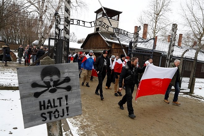 V koncentracijsko taborišče Auschwitz so ob dnevu spomina na žrtve holokavsta vkorakali tudi privrženci skrajnodesničarskega...