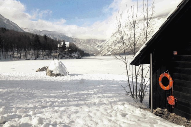 Na najbolj priljubljenih točkah ob Bohinjskem jezeru, ki je zamrznilo, so poleg opozorilnih tabel namestili tudi rešilne...