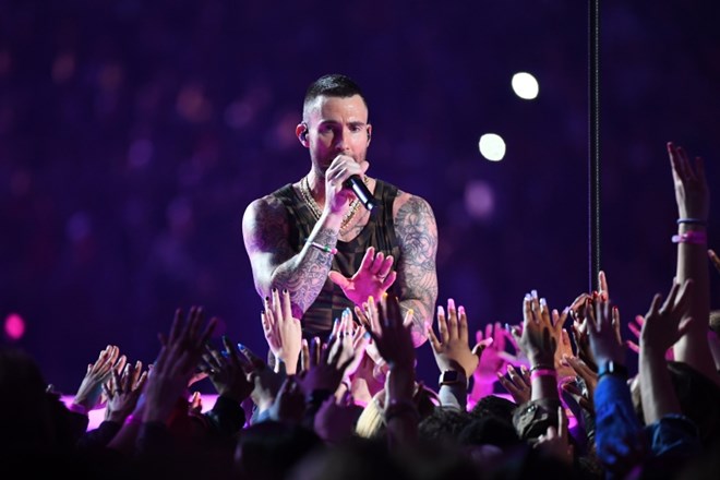 Adam Levine iz Maroon 5 med nastopom