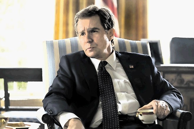 Po ogledu si boste mislili, da je bil George W. Bush (Sam Rockwell) zgolj figura na šahovnici Dicka Cheneyja.