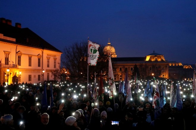 Orban bi ženske s štirimi otroki oprostil dohodnine, število dovoljenih nadur pa je že zvišal