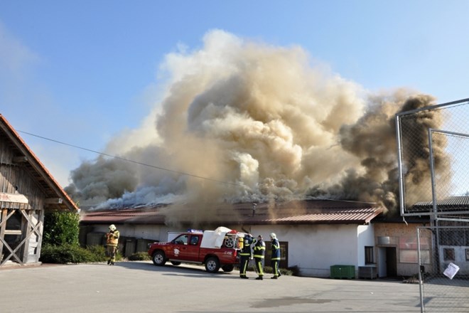 #foto Na požarišču na Sevnem  gasijo še posamezna žarišča in pregledujejo streho