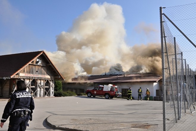 #foto Na požarišču na Sevnem  gasijo še posamezna žarišča in pregledujejo streho