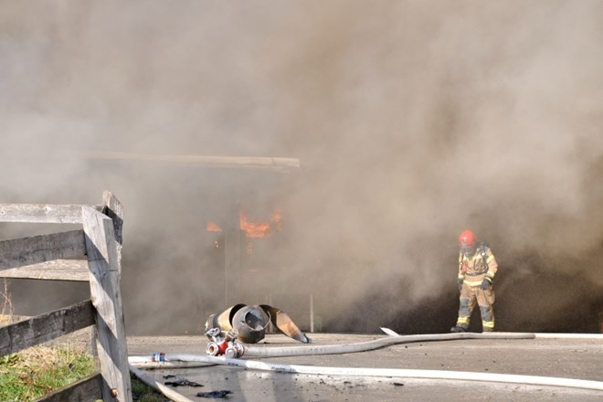 #foto Na požarišču na Sevnem  gasijo še posamezna žarišča in pregledujejo streho