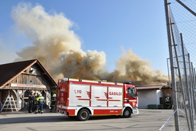 #foto Na požarišču na Sevnem  gasijo še posamezna žarišča in pregledujejo streho