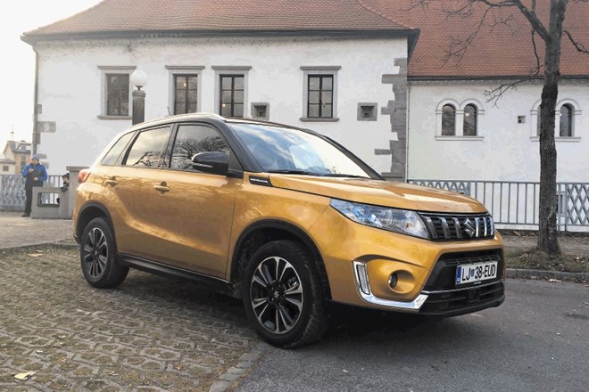 Majhna športna terenca suzuki vitara (levo) in mazda CX-3 sta bila v testni različici oborožena s štirikolesnim pogonom in...