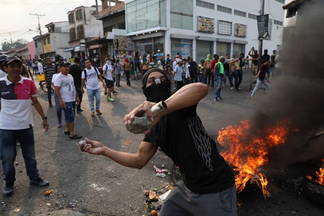 #foto Na meji med Kolumbijo in Venezuelo napeto, prva pomoč prispela v Venezuelo