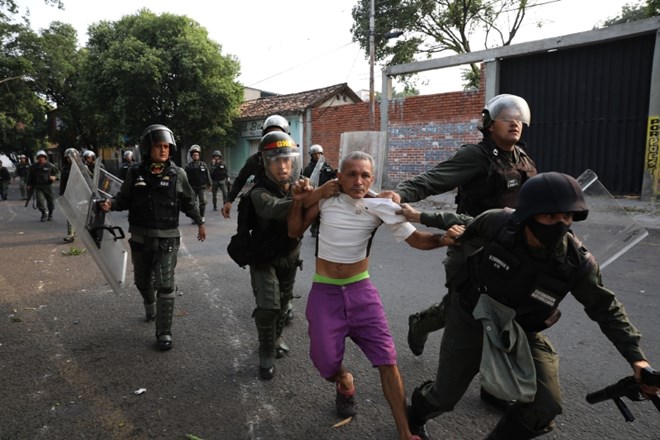 #foto Na meji med Kolumbijo in Venezuelo napeto, prva pomoč prispela v Venezuelo