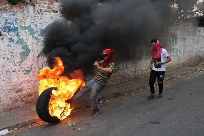 #foto Na meji med Kolumbijo in Venezuelo napeto, prva pomoč prispela v Venezuelo