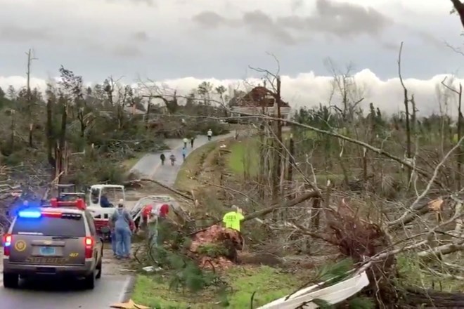 #video #foto Alabama: Zaradi dveh tornadov popolno opustošenje in najmanj 23 mrtvih