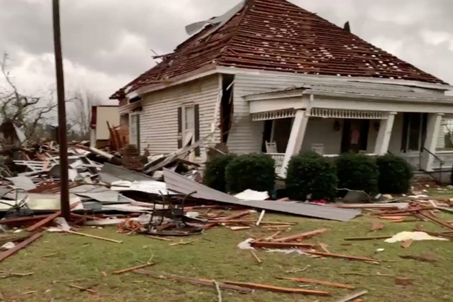 #video #foto Alabama: Zaradi dveh tornadov popolno opustošenje in najmanj 23 mrtvih