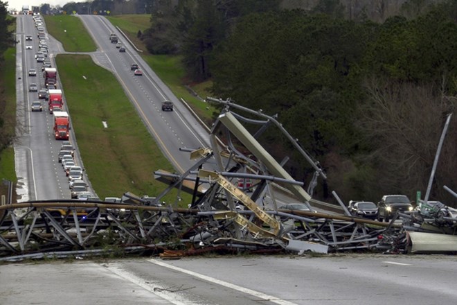 #video #foto Alabama: Zaradi dveh tornadov popolno opustošenje in najmanj 23 mrtvih