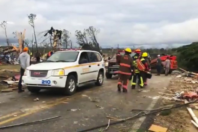 #video #foto Alabama: Zaradi dveh tornadov popolno opustošenje in najmanj 23 mrtvih