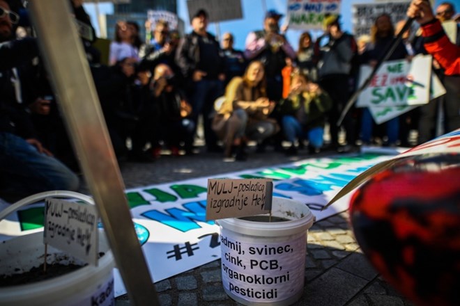 #foto Pred parlamentom več kot 300 protestnikov zahtevalo zaščito Mure pred gradnjo hidroelektrarn