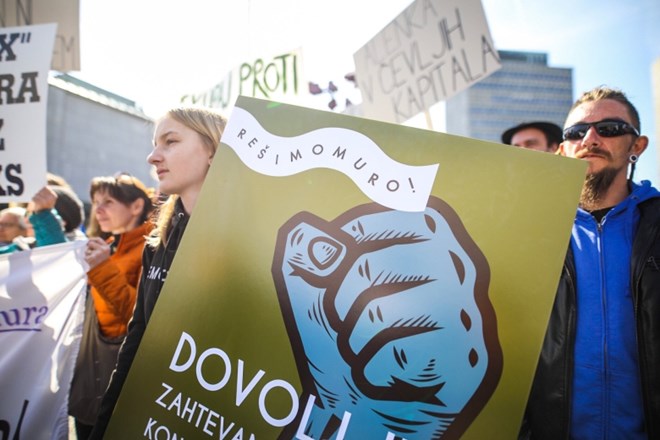 #foto Pred parlamentom več kot 300 protestnikov zahtevalo zaščito Mure pred gradnjo hidroelektrarn