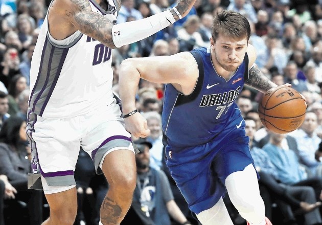 Luka Dončić je proti Sacramentu dosegel sedmi trojni dvojček v ligi NBA.