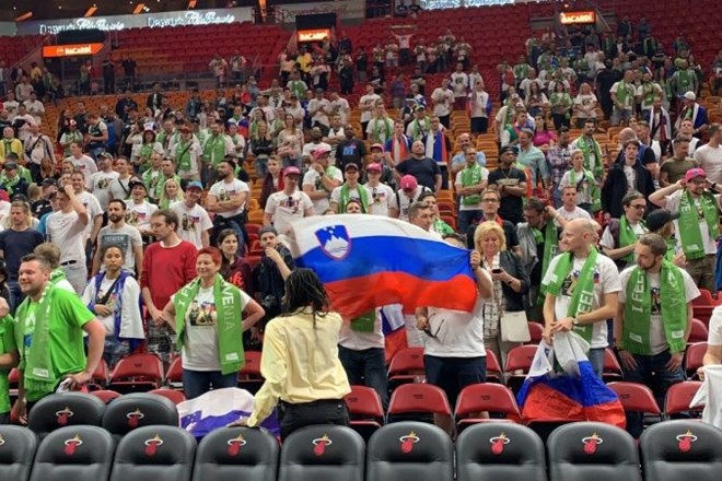 #foto #video Dragićev trojni dvojček za zmago ob težko pričakovanem srečanju z Dončićem, v Miamiju 2000 slovenskih navijačev...