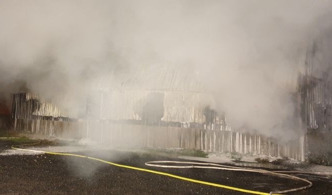 #foto Med gašenjem odpada poškodovan gasilec 