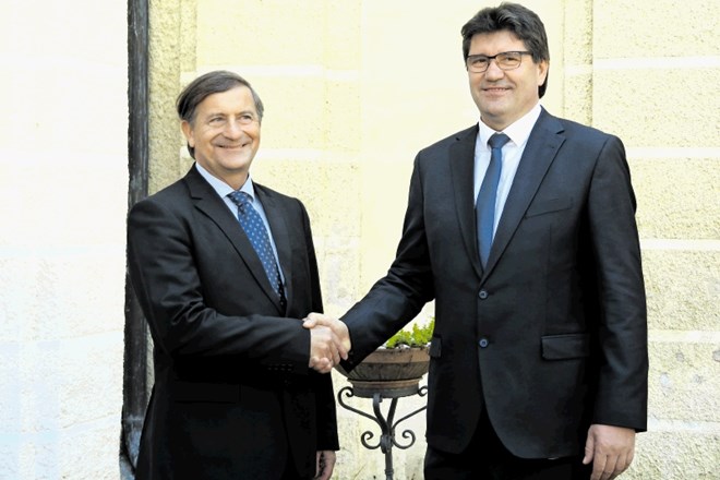 Minister Karl Erjavec in brežiški župan Ivan Molan sta k dogovoru iz leta 2007 včeraj podpisala aneks št. 2, ki občini v dveh...