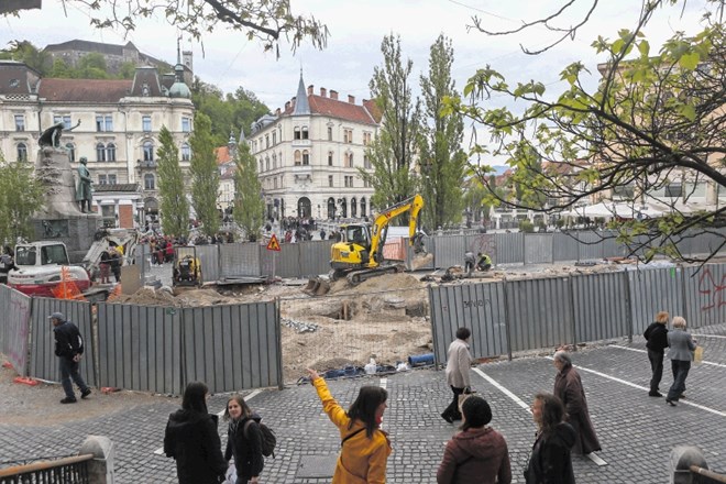 Na ljubljanski občini pravijo, da bodo gradbeni delavci KPL in Nigrada  zaporo na Prešernovem trgu še premikali, a da...