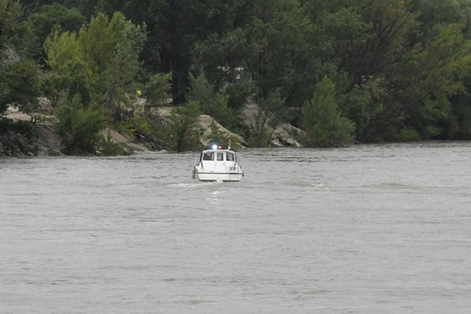 #foto #video Turistična ladjica po trku v petkrat večje plovilo potonila v nekaj sekundah 