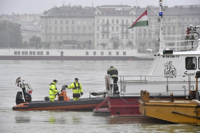 Reševalno-iskalno akcijo morebitnih preživelih otežuje slabo vreme in močan tok Donave.