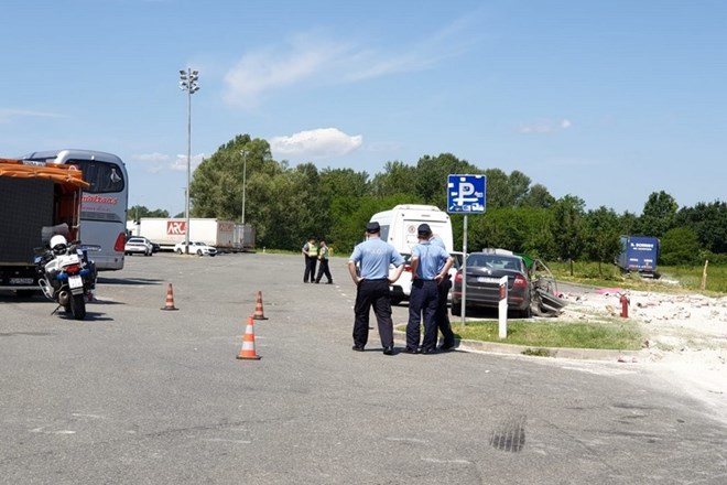 #foto Voznik tovornjaka na počivališču ob avtocesti do smrti povozil dva otroka