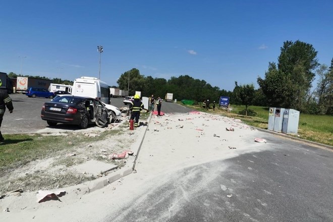 #foto Voznik tovornjaka na počivališču ob avtocesti do smrti povozil dva otroka