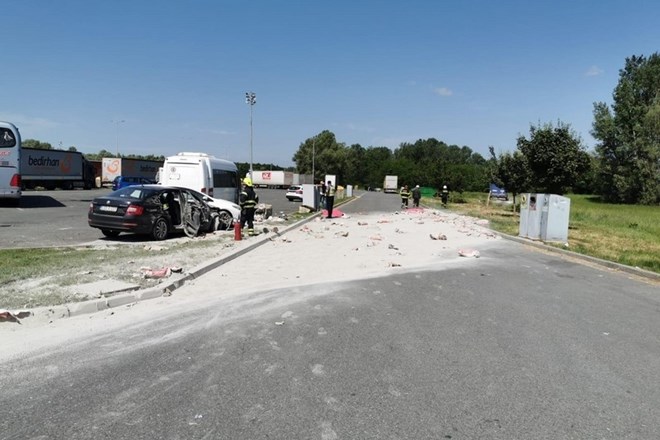 #foto Voznik tovornjaka na počivališču ob avtocesti do smrti povozil dva otroka