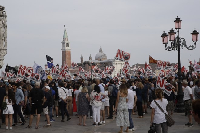 #foto V Benetkah protest proti velikim križarkam v laguni