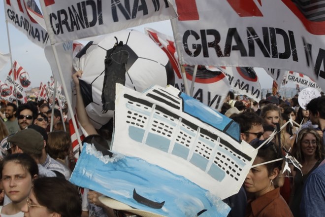 Protest so pripravili teden dni po nesreči, v kateri se je križarka zaletela v turistično ladjico in pomol.