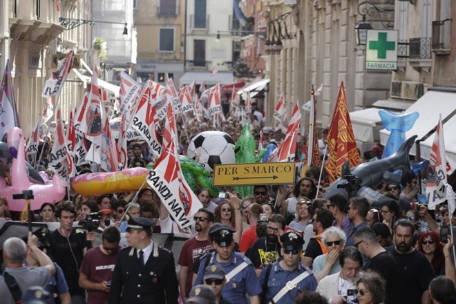 #foto V Benetkah protest proti velikim križarkam v laguni