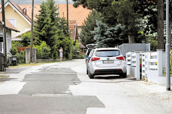 Ulica v Pekrah, kjer naj bi neznanci pričakali mariborsko okrožno sodnico pred njenim domom in jo izjemno hudo pretepli.