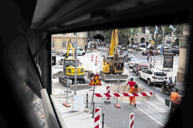 Gradbišče v Kopitarjevi ulici povzroča zastoje v predoru pod Ljubljanskim gradom ter na Resljevi cesti.