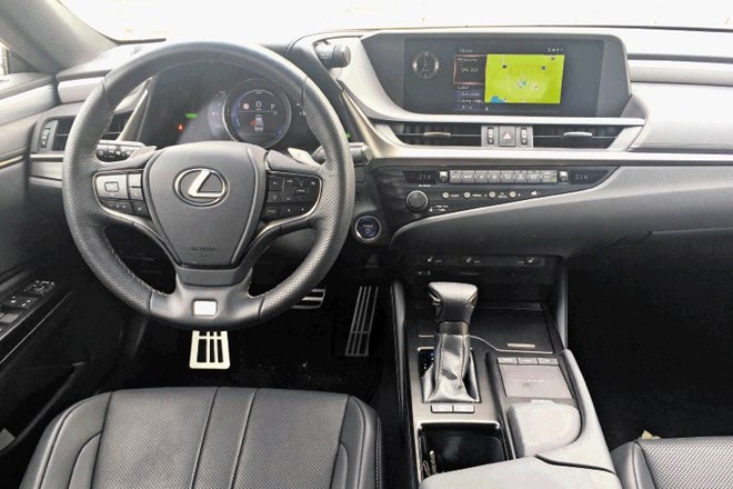 Lexus es 300h SD E-CVT F sport: Prepustite se mu kot maserki