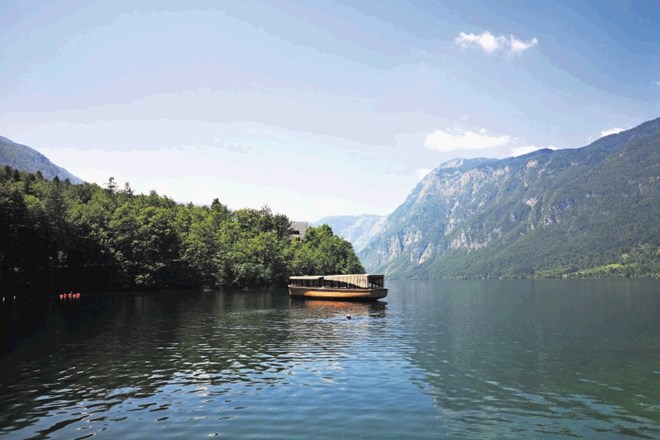 V prenovljeni ladjici Triglavska roža, ki spet pluje po Bohinjskem jezeru, se zrcalijo bohinjske značilnosti.