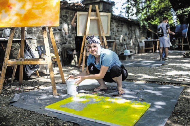 Nina Bric, Slovenija:  Šla sem bolj v otroško risbo, tu denimo slikam medvedke, v ozadju je vulkan, iz katerega dežujejo, kar...