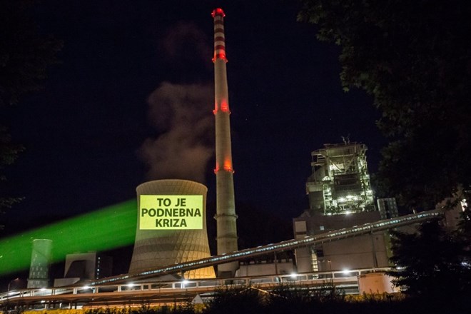 #foto Aktivisti Greenpeace Slovenija na hladilni stolp Teša projecirali okoljevarstvene pozive