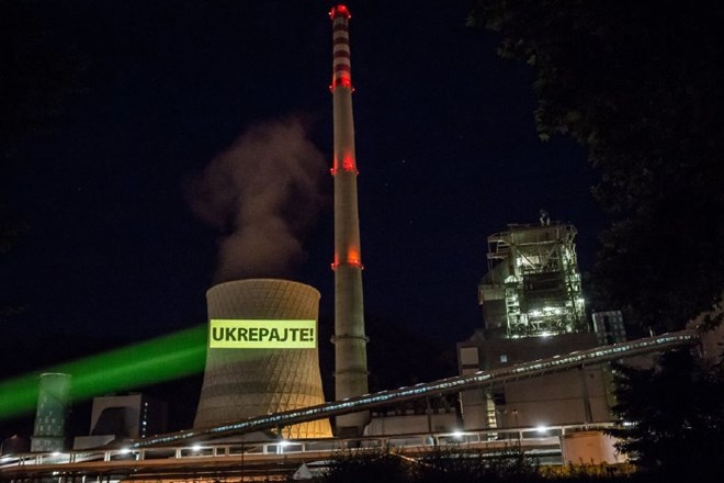 #foto Aktivisti Greenpeace Slovenija na hladilni stolp Teša projecirali okoljevarstvene pozive