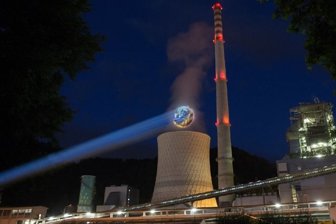 #foto Aktivisti Greenpeace Slovenija na hladilni stolp Teša projecirali okoljevarstvene pozive