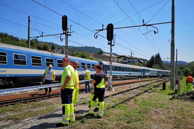 #foto Železniška nesreča: Tokrat se je iztiril potniški vlak