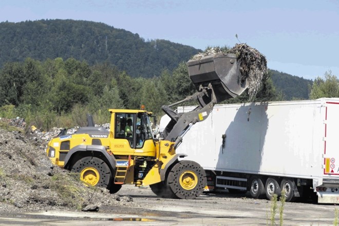 V Zalogu naj bi bilo od 6000 do 7500 ton ožganih nenevarnih odpadkov, deloma v balah in deloma v razsutem stanju.