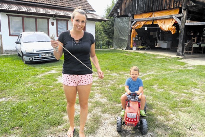 Kot pravi Valentina Miketič, ograja ob Kolpi raste natančno tam, kjer je bilo od nekdaj kopališče.