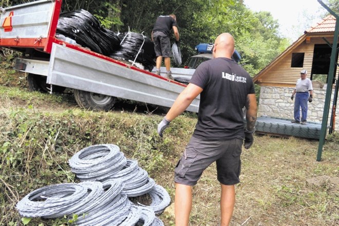 Izvajalci za prevoz materiala po težko dostopnem terenu najamejo  domačina s traktorjem, tokrat jim je pomagal Jože Peršič iz...