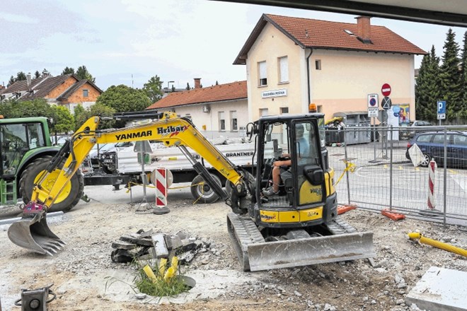 Vodovod in kanalizacijo urejajo tudi na osrednji Kolodvorski cesti, ki se priključuje na Ljubljansko cesto. Uredili bodo tudi...