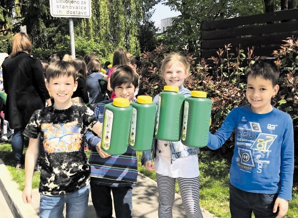 Šolarji so domov prinesli 2,2-litrske posodice za zbiranje odpadnega jedilnega olja.