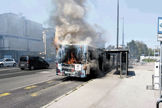 Goreči avtobus na Dunajski cesti sredi Bežigrada je bil včeraj prava atrakcija. K sreči se je vse skupaj končalo brez...