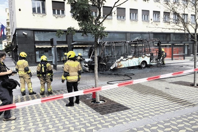 Na Ajdovščini je lani pogorel manjši električni  avtobus LPP.