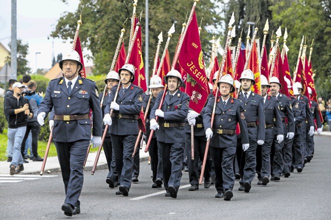 Ko vsi drugi obupajo, se ustrašijo in odidejo, gasilec vztraja