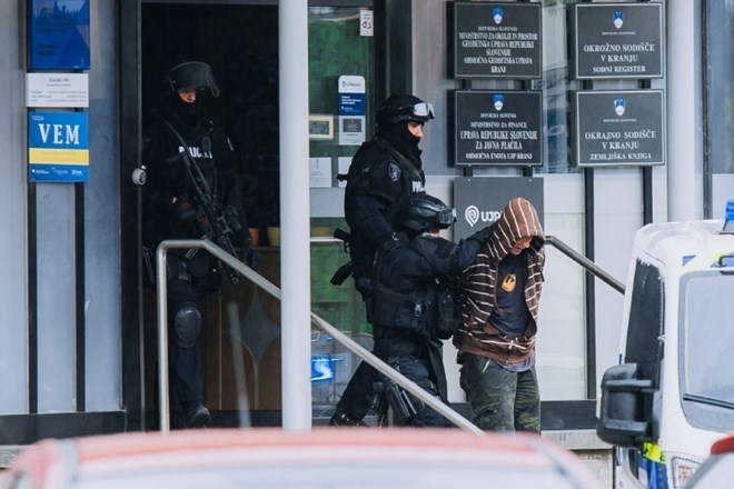 Takole so 3. septembra lani policijski specialci iz stavbe kranjske izpostave Ajpesa pospremili Primoža Z., ki naj bi grozil...